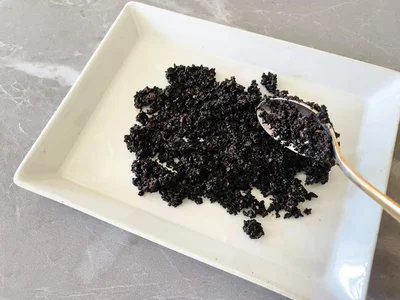耐熱皿にコーヒーかすを薄く広げる（▶次へ）
