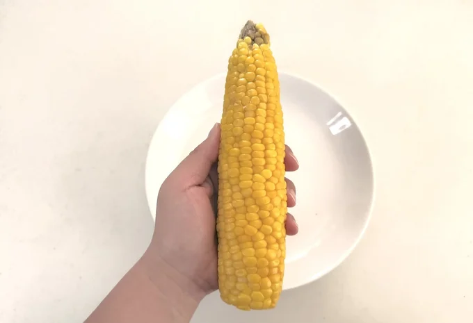 ヒゲまでスルン!とうもろこしの皮も粒もきれいに取れる簡単ライフハック