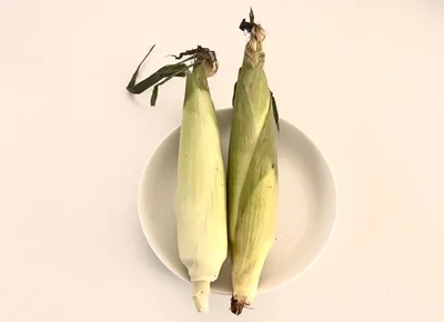 とうもろこしの皮も粒もきれいに取れる方法を紹介！（▶次へ）