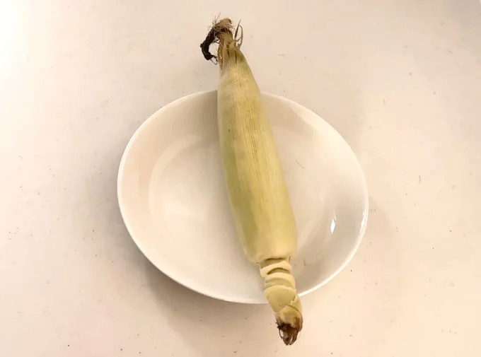 薄皮を1〜2枚だけを残して皮を剥いたら…(▶次へ)