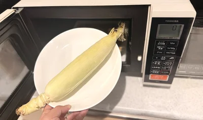 ラップをかけず、600Ｗの電子レンジで5分ほど加熱（▶次へ）