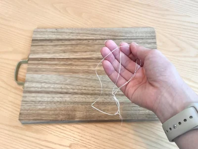用意するのは、糸とまな板（お皿でもOK）（▶次へ）