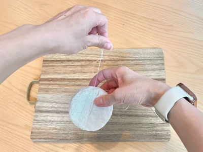 カマンベールに糸をぐるりと巻き付けて…（▶次へ）