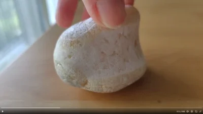 こんな石を見つけたら、うれしくなりますね♪▶この角度から見ると…（⇒次へ）