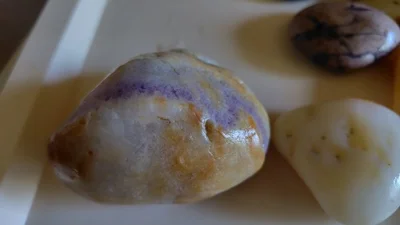 拾ってきた石の砂を取っている最中だそう▶カラフルな石たち（⇒次へ）