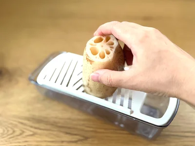 れんこんはすりおろすともちもちの食感に！