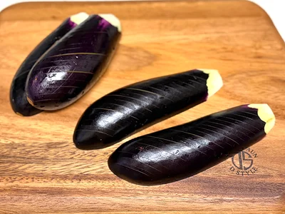なすは皮に切り目を入れることで火の通りが早くなり、味もしみる