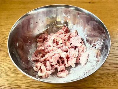 豚こま肉には下味をつけて片栗粉をまぶしておく