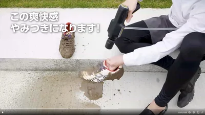 泥汚れがどんどん落ちて綺麗な靴が見えてきました▶︎ピカピカまであともう少し（⇒次へ）