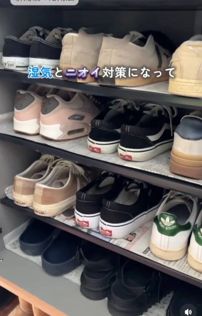 靴箱の汚れも防げる▶広げた新聞紙を…(⇒次へ)
