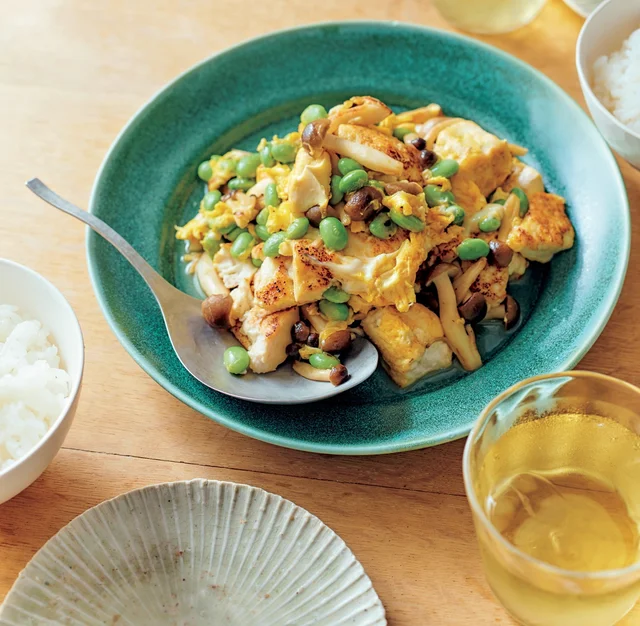 大豆製品をたっぷりとって夜ぐっすり♪「豆腐と枝豆としめじのチャンプルー」