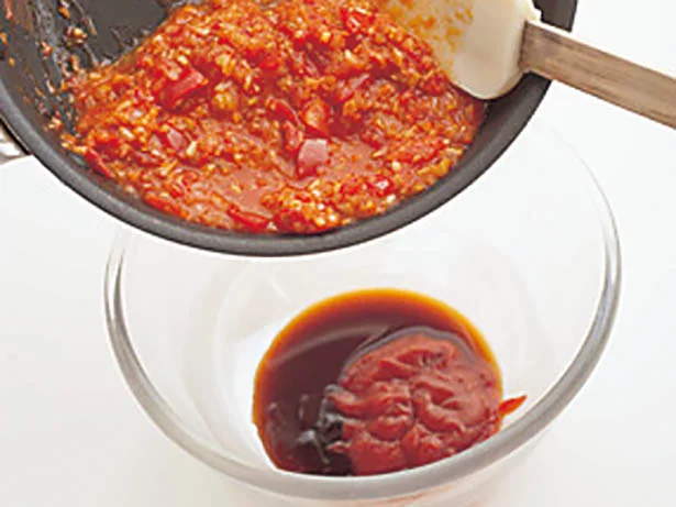  豆板醤や香味野菜、トマトを炒めて辛みやうまみを立たせると、冷やしても本格味のえびチリに