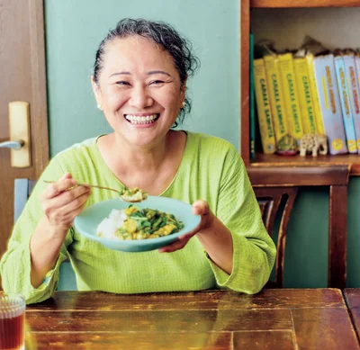 食欲がない日もさらっといける！レンチンじゃがいもで手軽に作る「にらたまカレー丼」