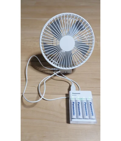  モバイルバッテリーや携帯扇風機、ライト、災害用ラジオは乾電池式を選ぶと、停電時も安心。電池は単3に統一すると使い回し可能！