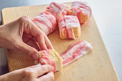 かたまり肉と見せかけて、中身は厚揚げ「薄切り豚バラの角煮風」