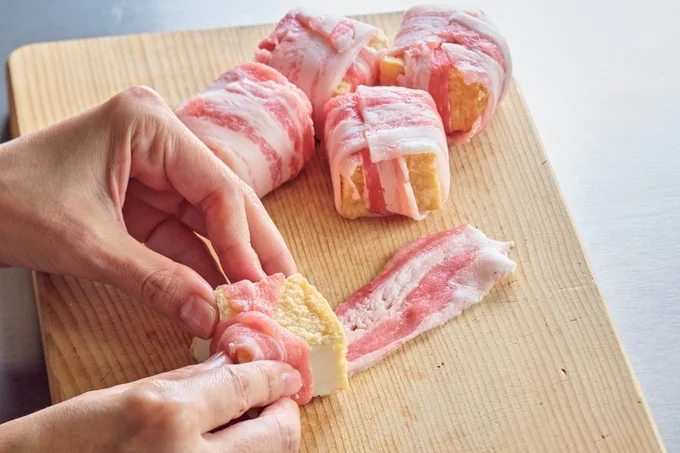 かたまり肉と見せかけて、中身は厚揚げ「薄切り豚バラの角煮風」