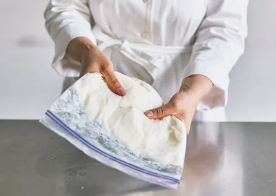 材料を混ぜて保存袋に入れ、冷やし固めればOK。フローズンヨーグルトは約1週間を目安に食べ切って