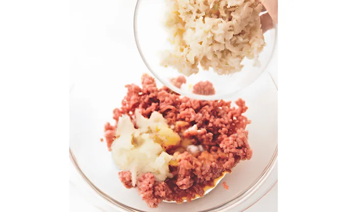 肉だねに切り干し大根を加えておいしく増量!「ハンバーグきのこソース」
