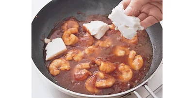 豆腐1丁をちぎり入れて、食べごたえをアップ「えびチリ豆腐」