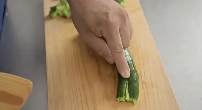 ヘタがなかった方に、包丁や木べらなどを当て、一か所叩き割る