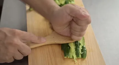 裂け目に沿って2〜3周叩く