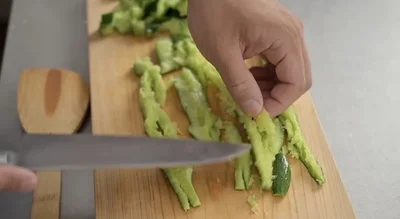 開いて、水分の多いタネを取り除く