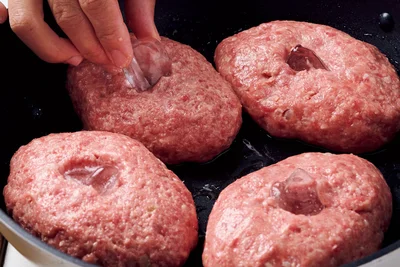 成形した肉だねの中央に、氷（2cm角くらい）を1粒埋め込み、普通に焼く。氷が溶けて水になり、蒸し焼きしたように仕上がります