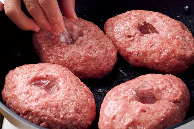 成形した肉だねの中央に、氷(2cm角くらい)を1粒埋め込み、普通に焼く。氷が溶けて水になり、蒸し焼きしたように仕上がります
