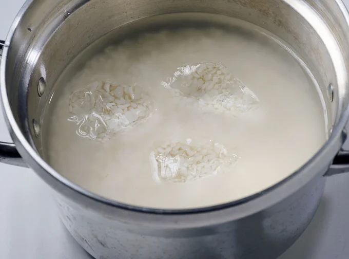 米を洗って通常どおりの量の水を加え、浸水させる。炊く前に氷をのせる。1合に対して2粒ほど(2~3cm角)が目安です