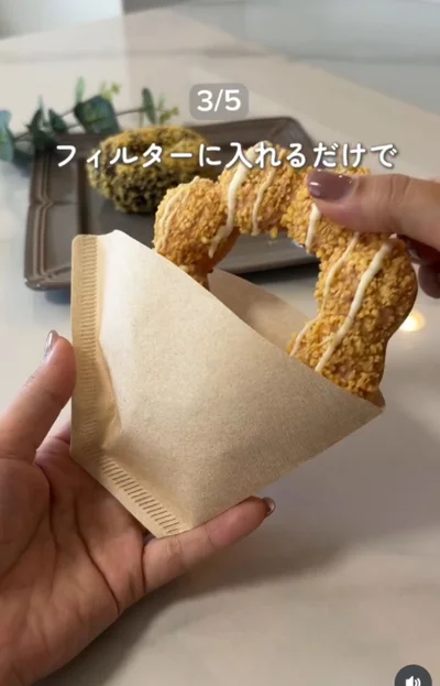 ドーナツをコーヒーフィルターに挟む▶こぼさず食べられるし…（⇒次へ）