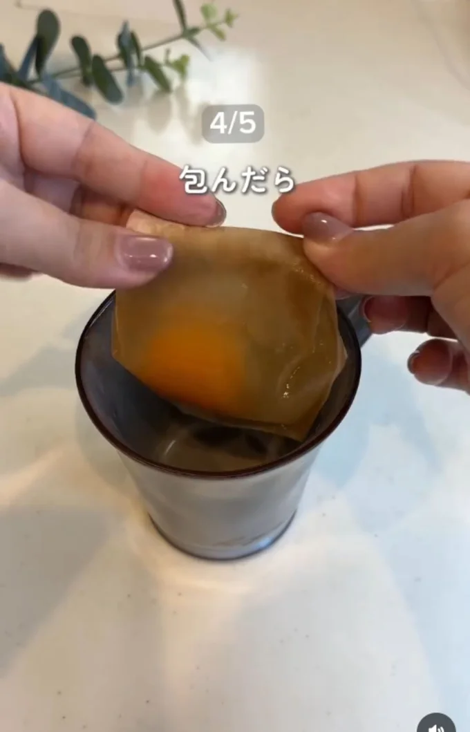 卵を優しく包む▶沸騰したお湯に…(⇒次へ)