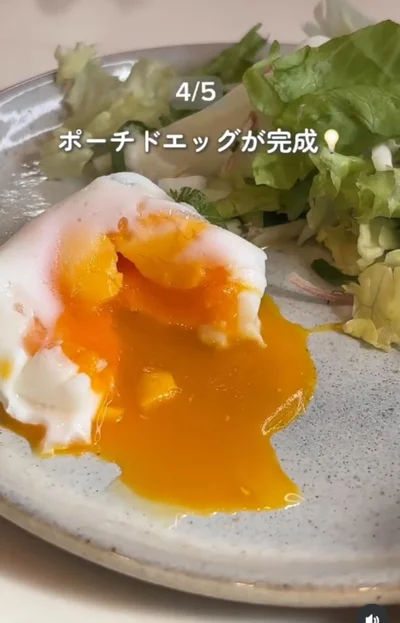 ポーチドエッグの完成▶水切りヨーグルトも！（⇒次へ）