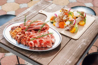 牧場産の肉、たまご、野菜などが実際に食べられるレストラン