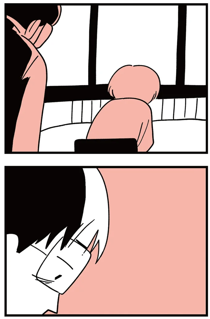 息子に寄り添う母親に