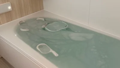 いっぱいにお湯をはり、浴室内のものをまとめて浸け置き