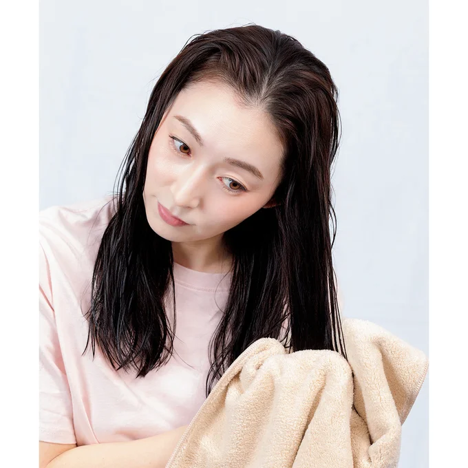 ゴシゴシこすったり、髪をタオルでつかんで引っ張ると、髪が傷む原因に
