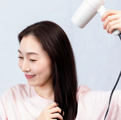 正しく乾かしてダメージ減＆時短に！ドライヤーでツヤ増しのコツ