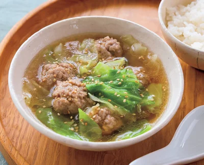 やわらか具材でほっとする味「肉だんごとキャベツのおかずスープ」【Mizukiのコスパ最高！おかず】