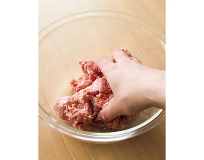 ボウルに肉だねの材料を入れてよく練り混ぜる