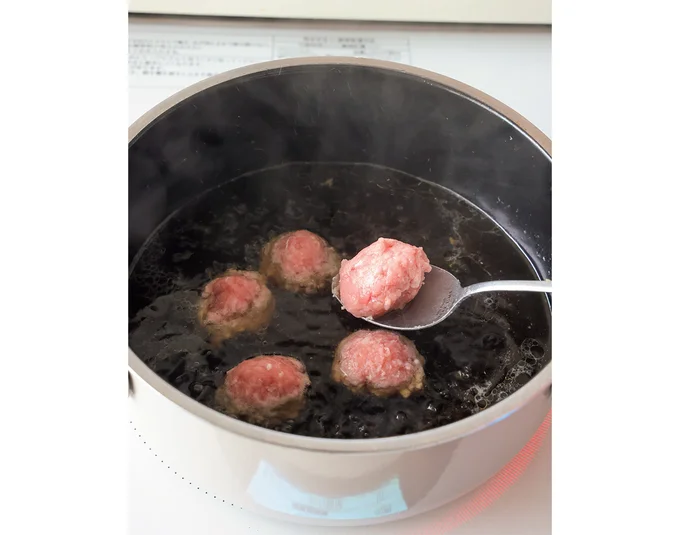 肉だねをスプーンで形づくって落とし入れ、約5分煮る