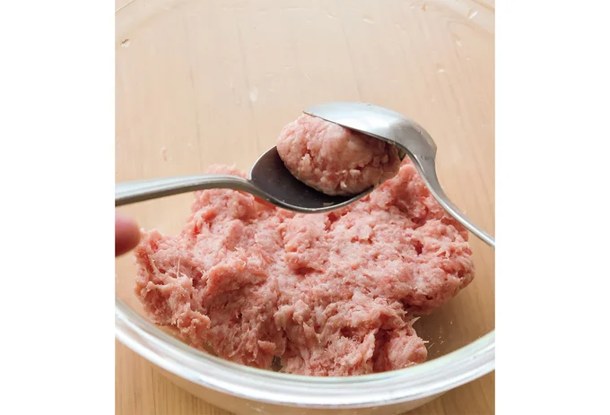 肉だねはスプーン2本を使い、丸く形づくって