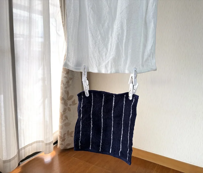 もう片方の洗濯バサミにハンドタオルなど軽いものを干す(▶次へ)
