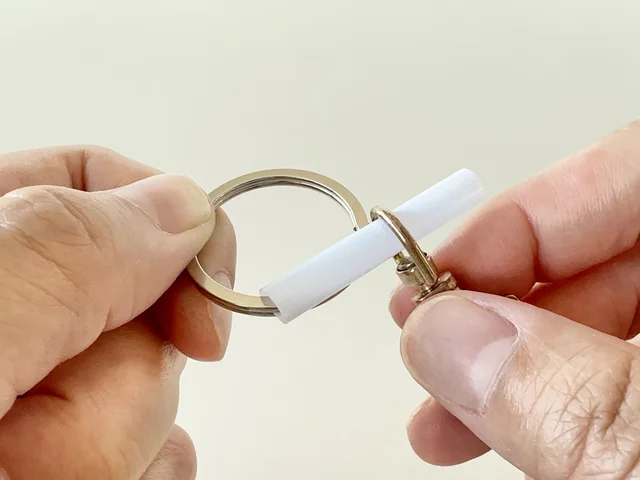 「めっちゃありがたいやつ」「便利」とSNSで絶賛！ キーホルダーの"あの部分"の痛くない開け方