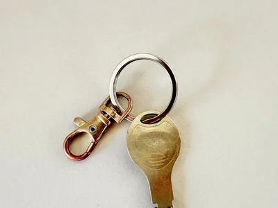 二重リングは固く締まっているので開くのが大変（▶こじ開けても…）