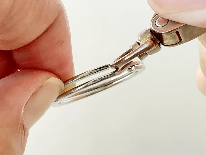 なんとかこじ開けても、パーツを通すには不十分なことも(▶そんなときはこの方法!)