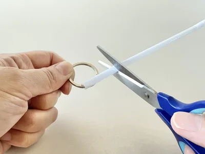 飛び出しているストローを、2～3cmほどのところでカット（▶次へ）