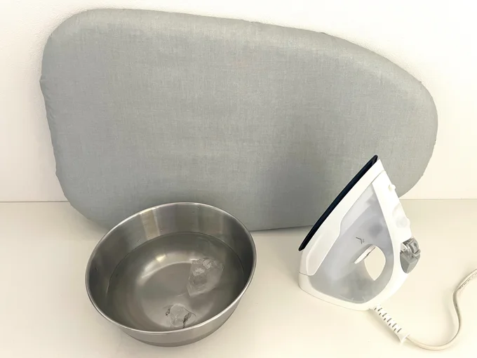 氷水、アイロン、アイロン台を用意(▶手順は?)