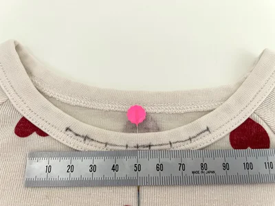 左右対称、1cm間隔に目印をつけます（▶次へ）