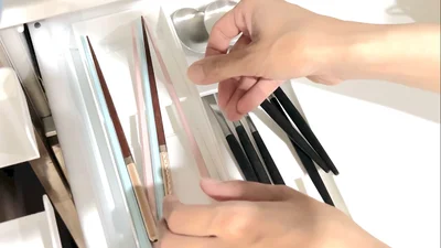 お箸を収納すると持ち手の方が重いため倒れてしまいました▶ケースの手前には少しスペースがあります