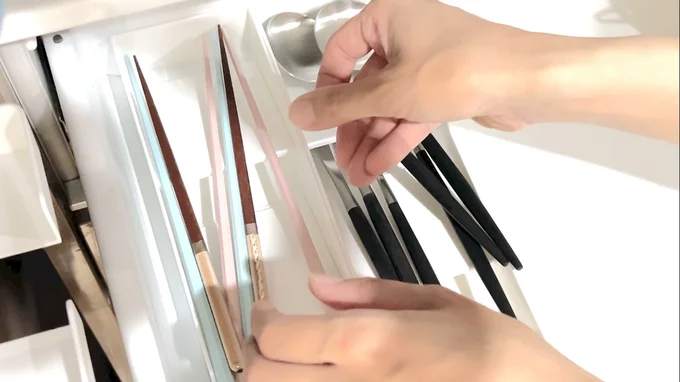 お箸を収納すると持ち手の方が重いため倒れてしまいました▶ケースの手前には少しスペースがあります